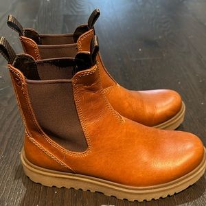 Ecco brown genuine leather boot with taupe rubber sole.